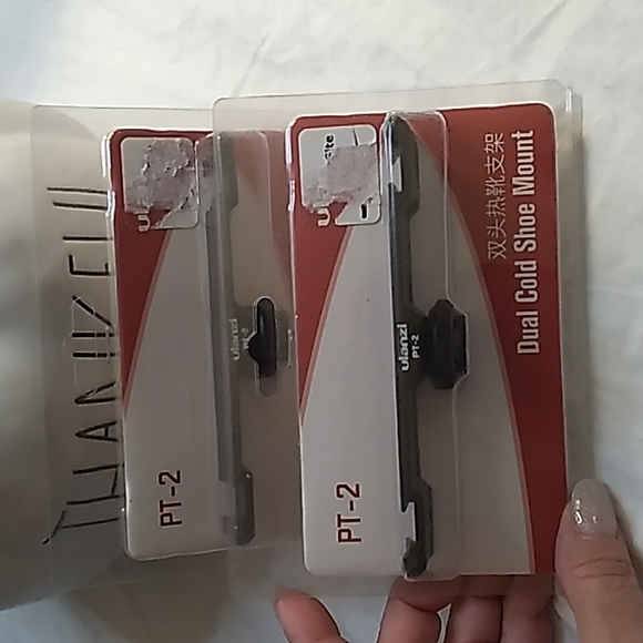 2 Dual Cold Shoe Mounts PT-2 Ulanzi in black - Picture 2 of 3